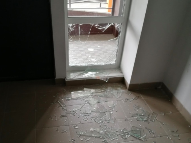 В Брянске неизвестные вандалы разгромили подъезд многоэтажки