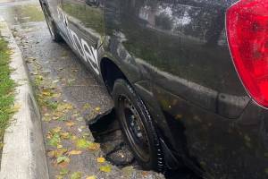 В Брянске такси «Uber» провалилось в яму на асфальте