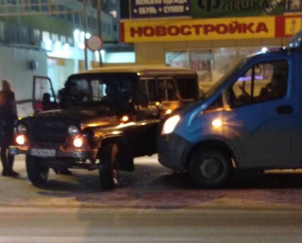 В Брянске на Новостройке фургон врезался в УАЗ