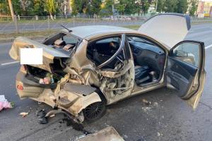 В Брянске водитель без прав врезался в стоящие на светофоре машины