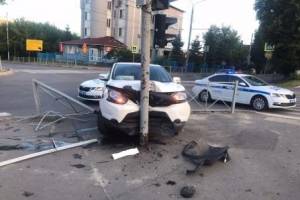 В Брянске молодая автоледи снесла ограду и врезалась в столб