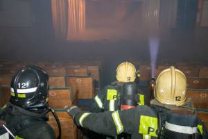 В Брянске спасатели тушили условный пожар в ДК имени Медведева