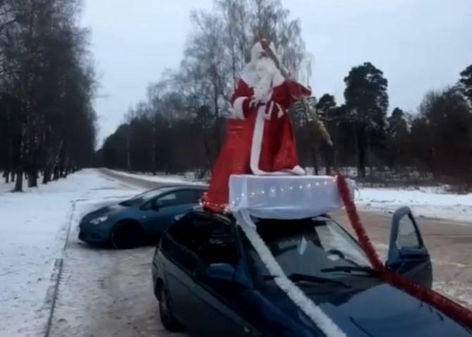 В Клинцах водителя оштрафовали за Деда Мороза на крыше машины