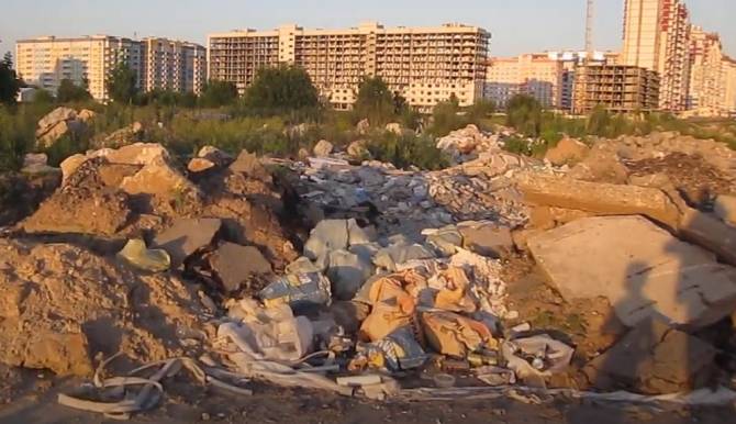 В центре Брянска появилась огромная свалка строительного мусора