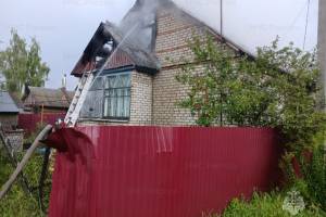 В Клинцах от удара молнии загорелся жилой дом