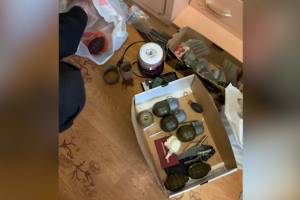 В квартире у 47-летнего жителя Брянска нашли целый арсенал оружия