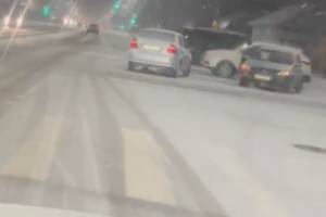 В Брянске на заснеженном перекрёстке в ДТП попали 3 легковушки