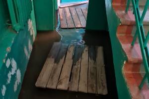 В Новозыбкове затопило канализацией подъезд трёхэтажки