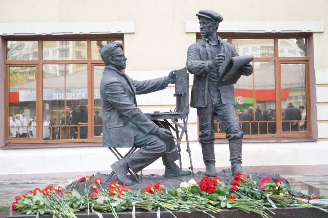 В Брянске открыли памятник Народным художникам Сергею и Алексею Ткачевым