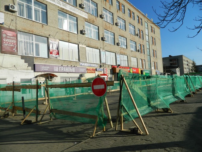 Новозыбковцев возмутила стройплощадка на парковке МЛП