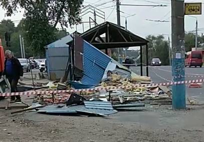 В Брянске у остановки «10-й микрорайон» сносят ларьки