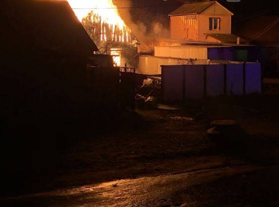 В Брянске сгорел огромный сарай во дворе цыганского дома