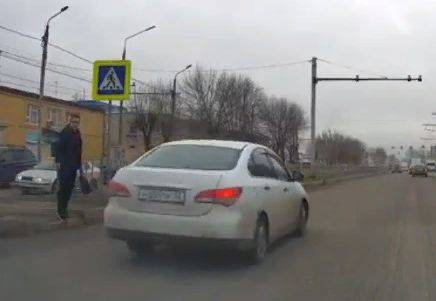 В Брянске на Станке Димитрова лихач на Nissan едва не убил пешехода