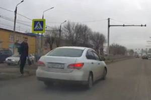 В Брянске на Станке Димитрова лихач на Nissan едва не убил пешехода