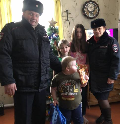Транспортные полицейские исполнили новогоднее желание ребёнка из Унечи