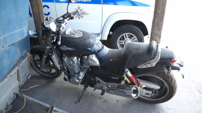 В Трубчевском районе уголовник вскрыл гараж и украл два мотоцикла
