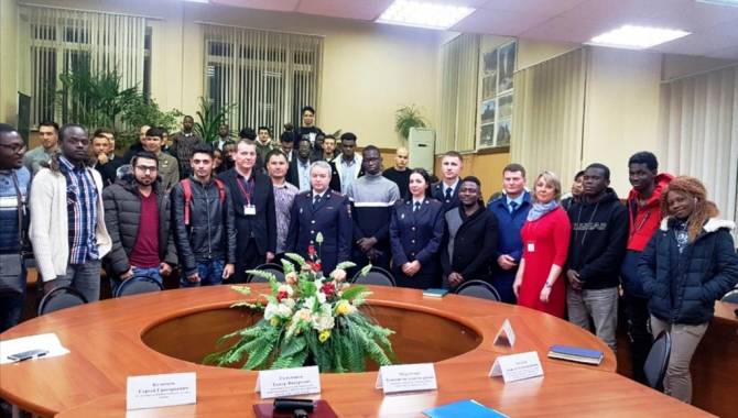 В Брянске с иностранными студентами побеседовали полицейские и прокуроры