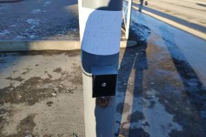 В Брянске на набережной сломалась кнопка светофора