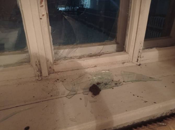 В Фокино ночью неизвестные разбили окна в жилом доме