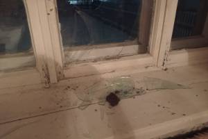 В Фокино ночью неизвестные разбили окна в жилом доме