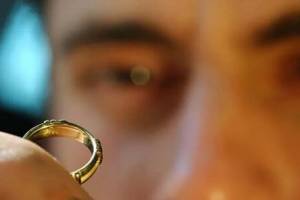 У жительницы Брянска вороватый родственник украл золотое кольцо
