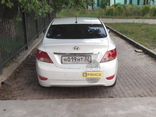 В Бежице водитель Hyundai припарковался на тротуаре