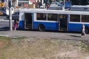 В Брянске сняли на видео толкающих троллейбус женщин