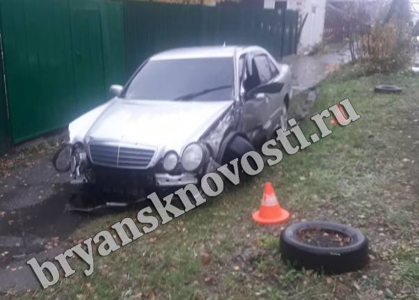 В Новозыбкове водитель Mercedes врезался в электроопору и жилой дом
