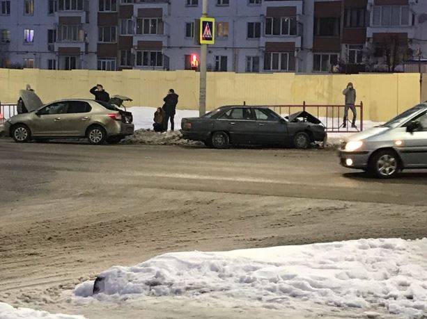 На улице Романа Брянского разбились два автомобиля