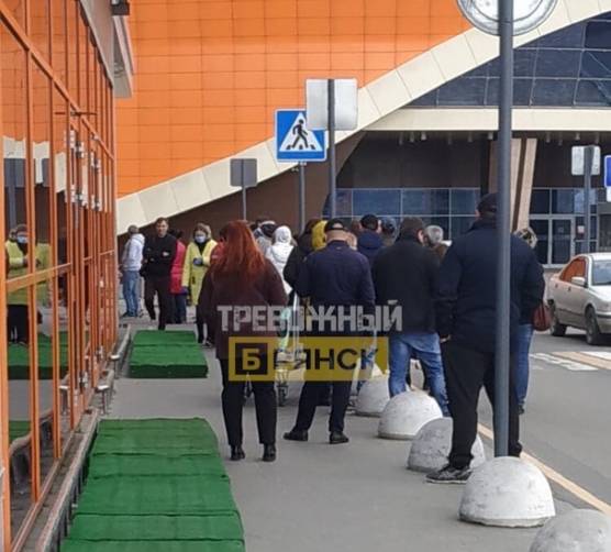 В Брянске появились огромные очереди на входе в гипермаркет OBI