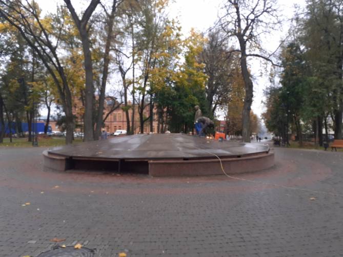 В Брянске фонтан в сквере Карла Маркса законсервировали на зиму