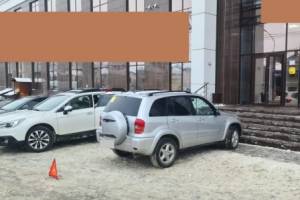 В Брянске на парковке ТЦ «Соловьи» автоледи сломала ногу девушке