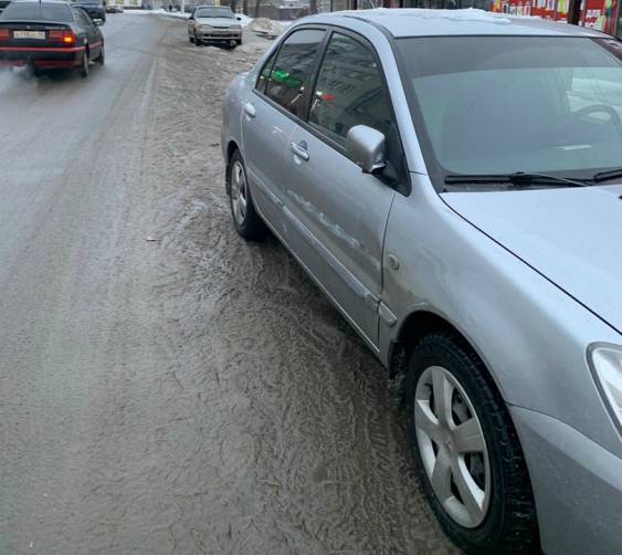 В Брянске водитель Volvo повредил чужую машину и скрылся