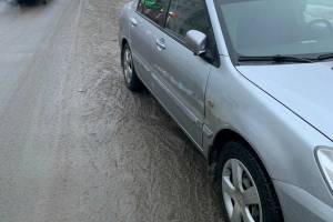 В Брянске водитель Volvo повредил чужую машину и скрылся