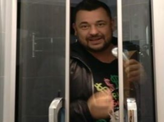 Сергей Жуков репетировал в душевой перед концертом в Брянске