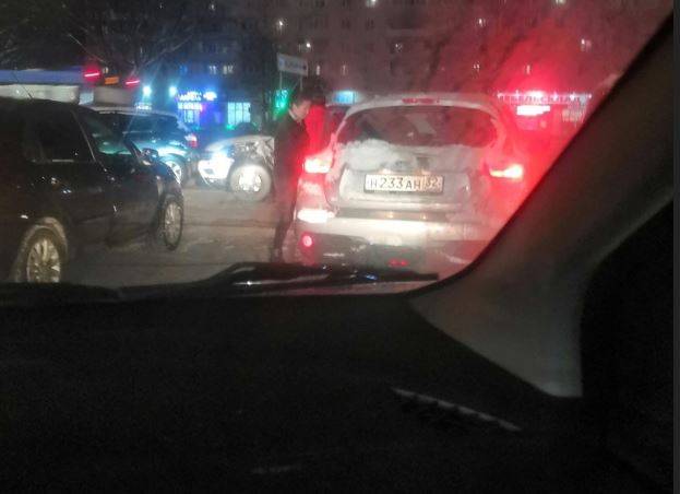 В Брянке на Новостройке столкнулись два автомобиля