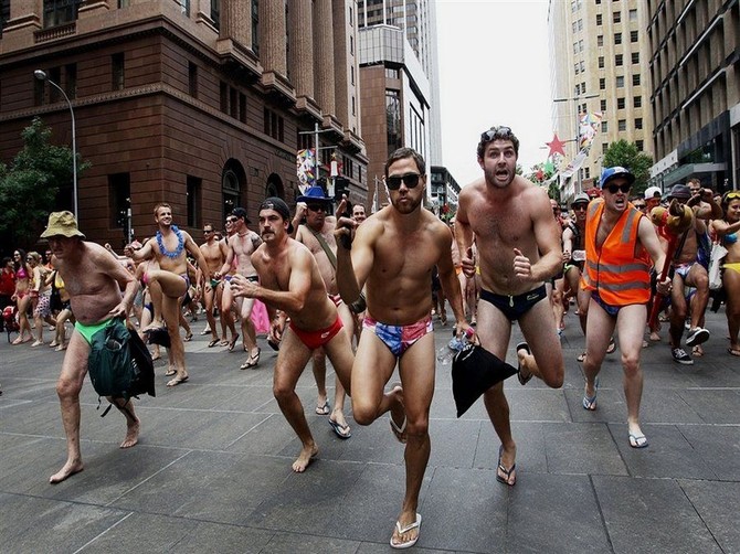 В Брянске голые парни из бани устроили кино на улице