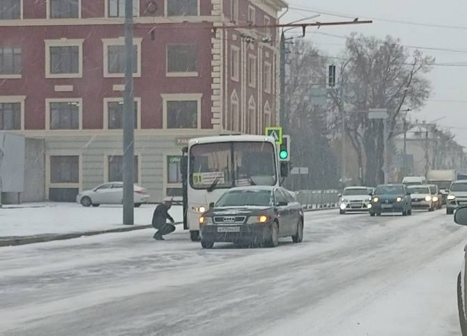 В Брянске у проходных БМЗ столкнулись автобус №91 и легковушка