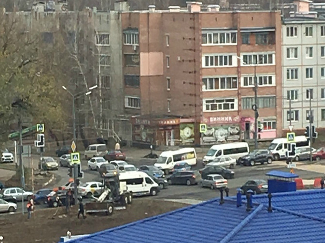 В Брянске на улице Авиационной случился дорожный хаос