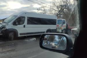 В Брянске водитель маршрутки устроил крупное ДТП: ранен мужчина