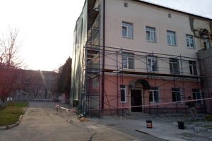 В Брянске обезопасили ремонтные работы у детской поликлиники