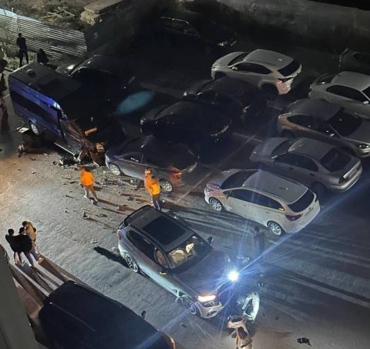 В Брянске водитель автомобиля разбил припаркованные машины на Флотской