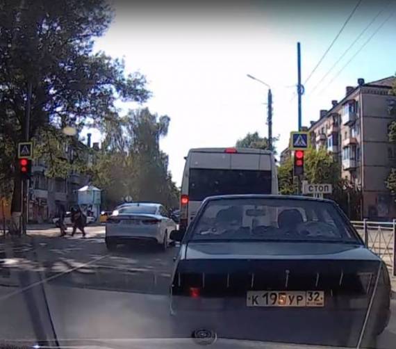 В Брянске на улице Ново-Советской сняли на видео проезд автохама на красный