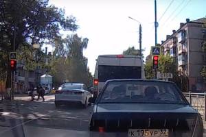 В Брянске на улице Ново-Советской сняли на видео проезд автохама на красный