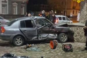 В Брянске спасатели вырезали пострадавшего из разбитой машины