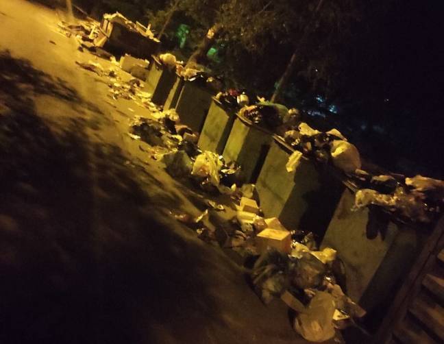 Брянские дворники устроили мусорный беспредел на улице Вяземского