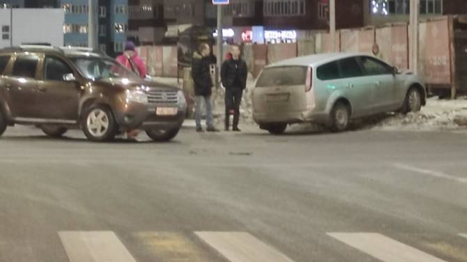 В Брянске легковушка Ford от удара с Renault вылетела на тротуар