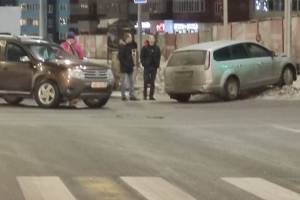 В Брянске легковушка Ford от удара с Renault вылетела на тротуар