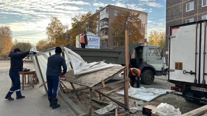 В Бежицком районе Брянска снесли две незаконные овощные палатки