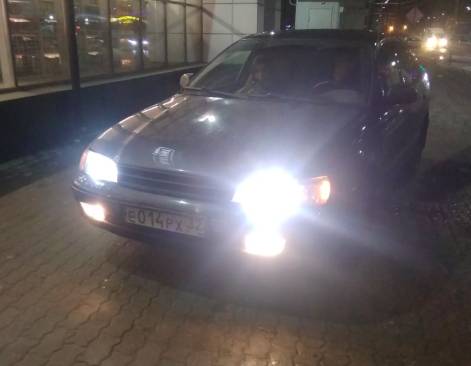 В Брянске на Авиационной автохам на иномарке перекрыл тротуар 